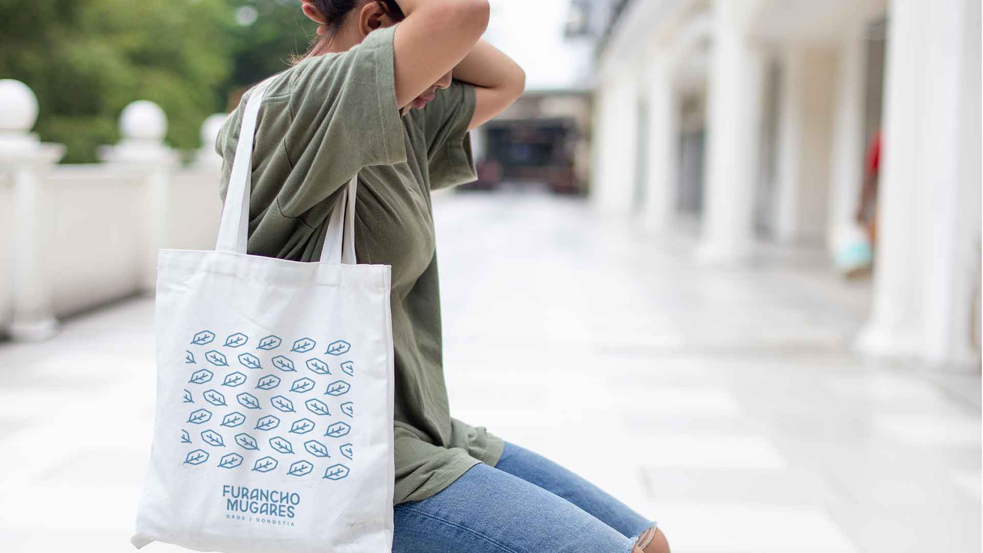 Identidad visual y soportes corporativos: tote bag - Furancho Mugares, una concept store en Donostia.