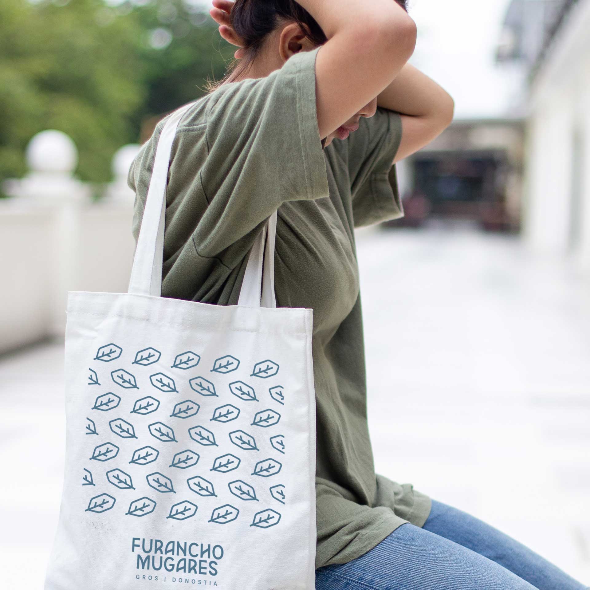 Identidad visual y soportes corporativos: tote bag.